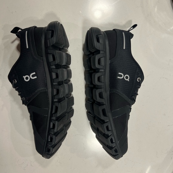 On Running Women’s Black Cloud 6 Waterproof Shoes - Picture 3 of 8